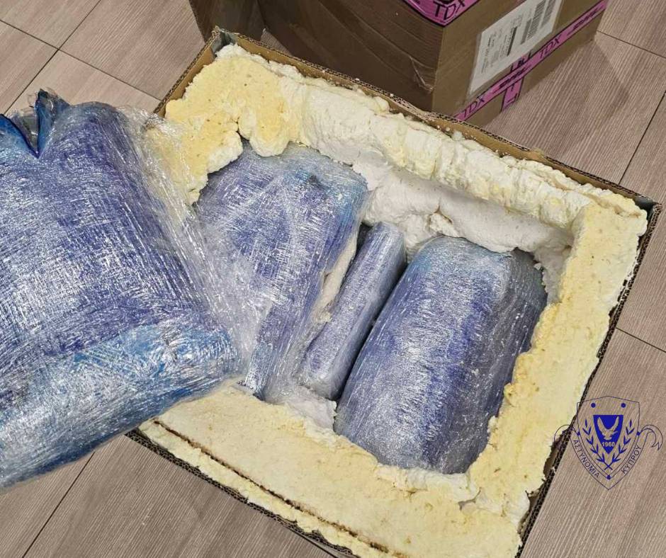Χειροπέδες σε δύο πρόσωπα: Εντοπίστηκαν πάνω από 11 κιλά ναρκωτικών σε δέμα που έφθασε Κύπρο